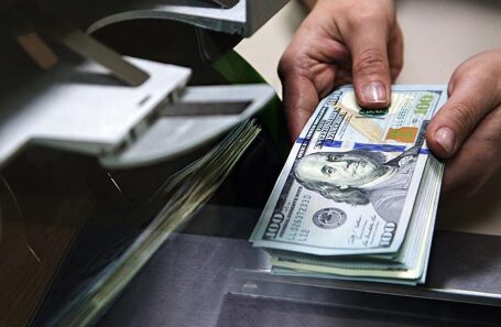 В обменниках Москвы стали заканчиваться доллары и евро