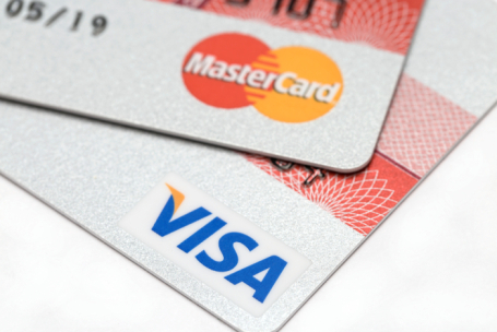 Mastercard и Visa объявили о приостановке своих операций в России
