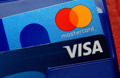 Visa и Mastercard не будут выпускать карты банков под санкциями. Что делать их держателям?