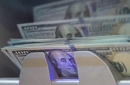 ЦБ разрешил россиянам покупать наличную валюту в банках