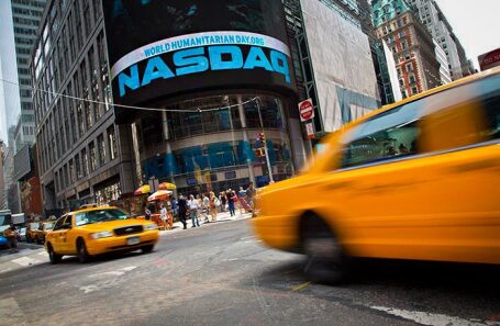 NASDAQ прекращает работу с российским инвесторами. Как откроются рынки в понедельник?