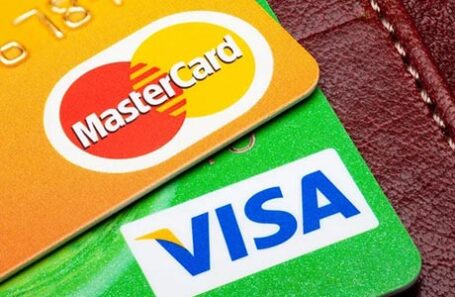 За получением карт Visa и Mastercard — только за рубеж