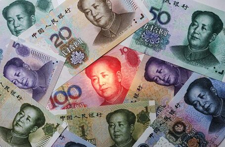 Банки предлагают открыть вклады в юанях и вводят комиссии за хранение на счетах долларов и евро